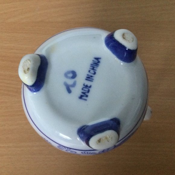 Chinese blue and white jar vase decoration footed handled floral made in China - Picture 5 of 5